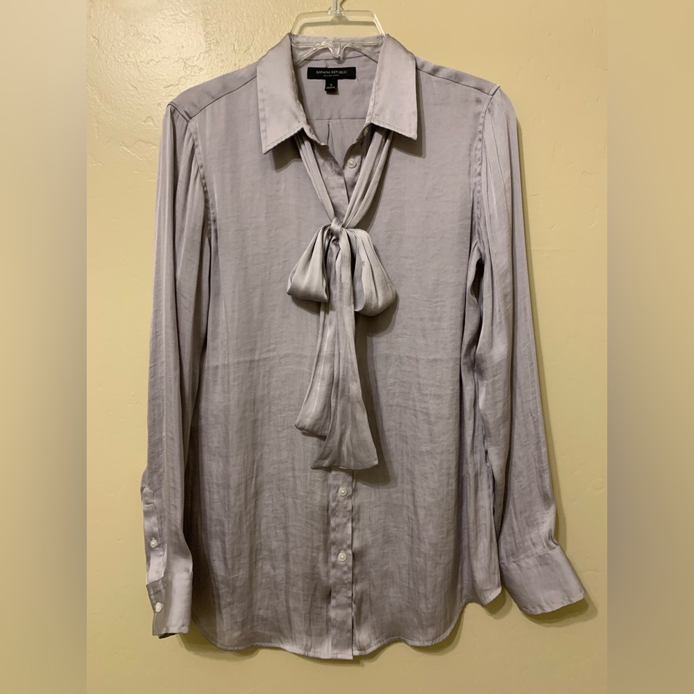 Banana republic Dillons style Gray Satine blouse